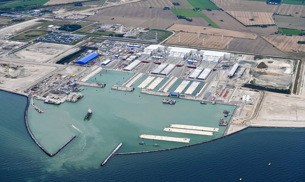 Det første av totalt 89 tunnelelementer skulle egentlig vært seilt ut og nedsenket i Femern for halvannet år siden. Men flere hindringer står i veien, så nå hoper elementene seg opp i Rødby