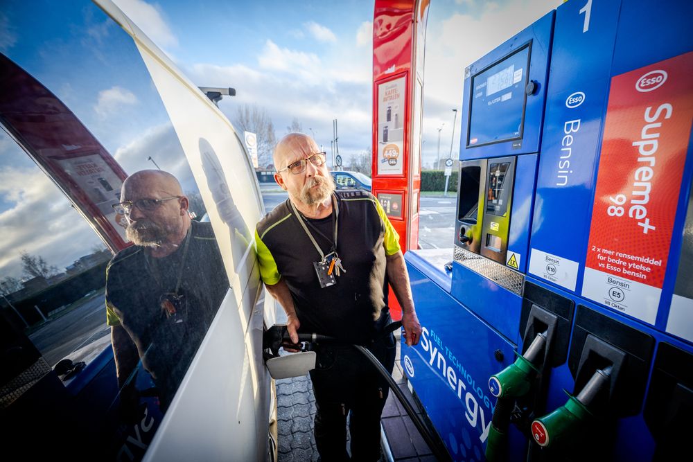 Leif Moseby, som her fyller diesel på tanken på Esso-stasjonen på Gaustad i Oslo, har aldri tenkt over at også bensin og diesel blir umulig å fylle dersom strømmen forsvinner. 