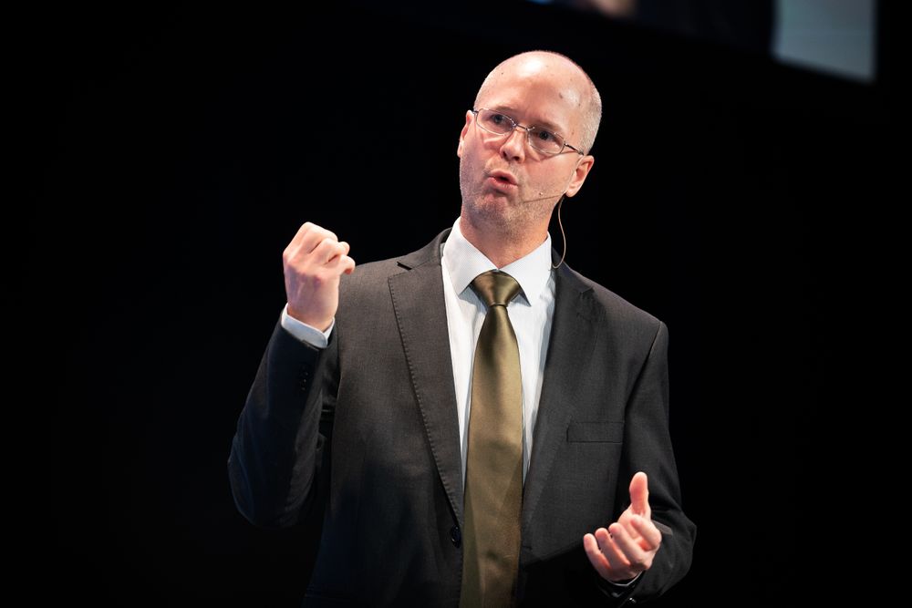 Selv med solide ressurser til rådighet, er teknologisjef Haakon Fjelberg bekymret for at unge kriminelle skal lykkes med å verve utro tjenere på innsiden.