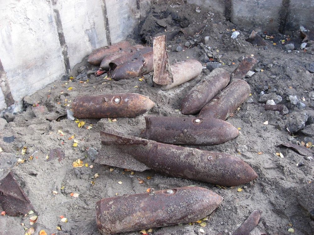 Det er dumpet store mengder ammunisjon i naturen. Det er særlig mye i Finnmark etter tyskernes tilbaketrekking i 1944, men også i krigsvrak langs kysten. Forsvaret har også dumpet ammunisjon frem til 1970-tallet. Det finnes ingen komplett oversikt.