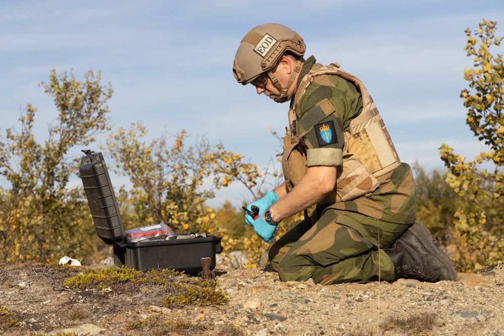 Geir Petter Novik ved Forsvarets forskningsinstitutt jobber med å finne og fjerne ammunisjon som er dumpet i naturen fra andre verdenskrig til 1970-tallet. I ett tilfelle fant de en stridsvognmine ved en bålplass i Kirkenes.