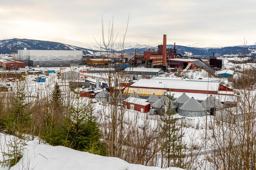 I Mo i Rana ligger gammel og ny industri side ved side. Det moderne bygget til venstre er Freyrs batterifabrikk, som selskapet vil selge til datasenter.