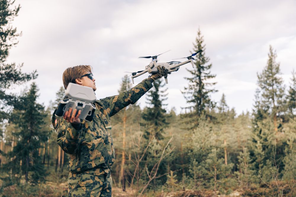 Droner spiller en stadig større rolle i Forsvaret. Da er det nødvendig å utdanne flere soldater i bruken av dem. Bildet viser en norsk soldat med en firerotors observasjonsdrone av typen Skydio X10D i bruk under øvelse Viking Ymer 2025.
