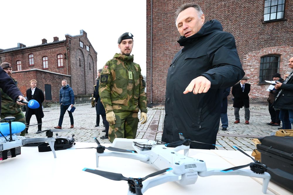 Forsvarsminister Tore O. Sandvik la frem den nye dronestrategien for forsvarssektoren mandag.