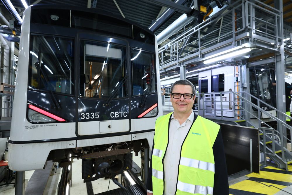 28 T-banetog er nå bygget om og klare for å kjøre med nytt signalanlegg. Her er Siemens norgessjef Birger Steffensen. 