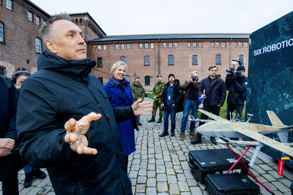 Forsvarsminister Tore O. Sandvik, er sammen med  statssekretær Marte Gerhardsen, under presentasjonen av regjeringens dronestrategi denne uken. Droner vil være sentralt også for Norges kommende fregatter.