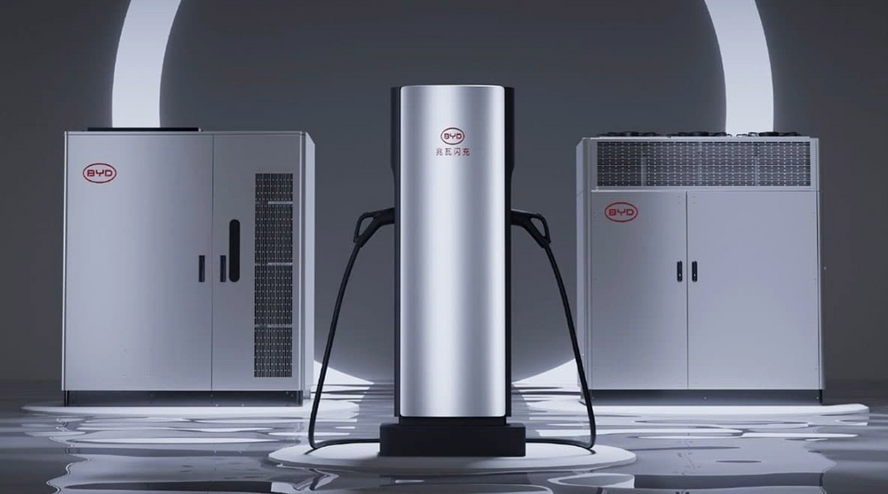 BYDs nye superlader skal gjøre det mulig å gi bilen 400 km rekkevidde etter fem minutters lading. 