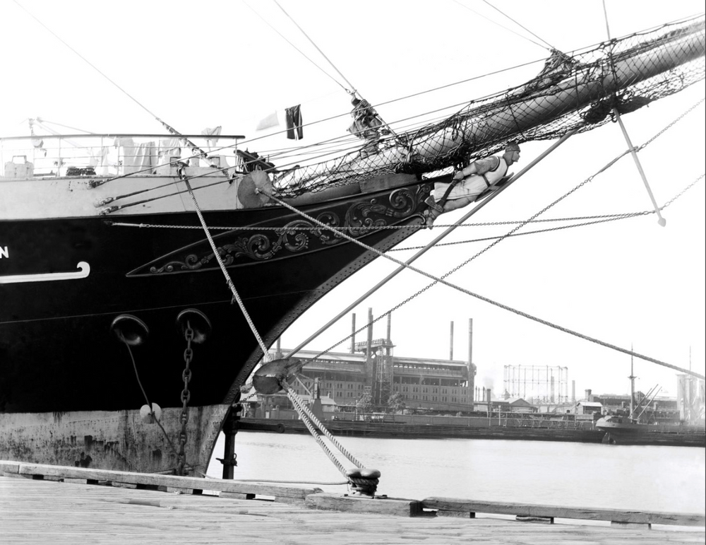 Skoleskipet «København» var ved sjøsettingen i 1921 verdens største seilskip, med en lengde på 132 meter. Her sees det ved kai i Yarra-elven i Melbourne. I dag hviler det kanskje ved en av verdens mest øde øyer.