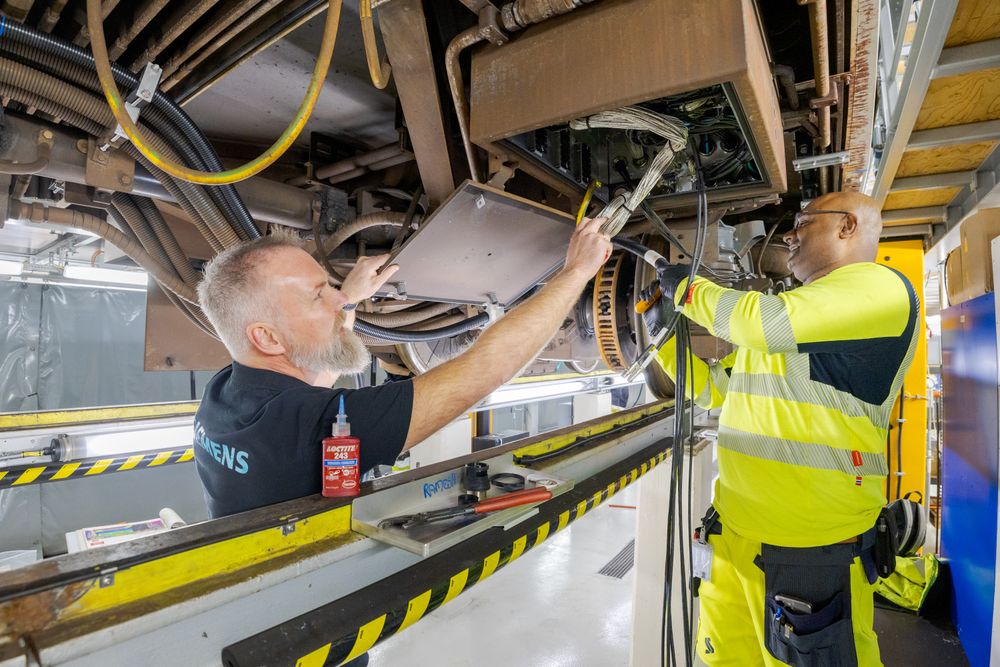 Jarle Indrelid har brukt mye tid på å lære opp elektrikerne i hvordan de skal bygge om T-banevognene. Her sammen med elektriker Rames. 