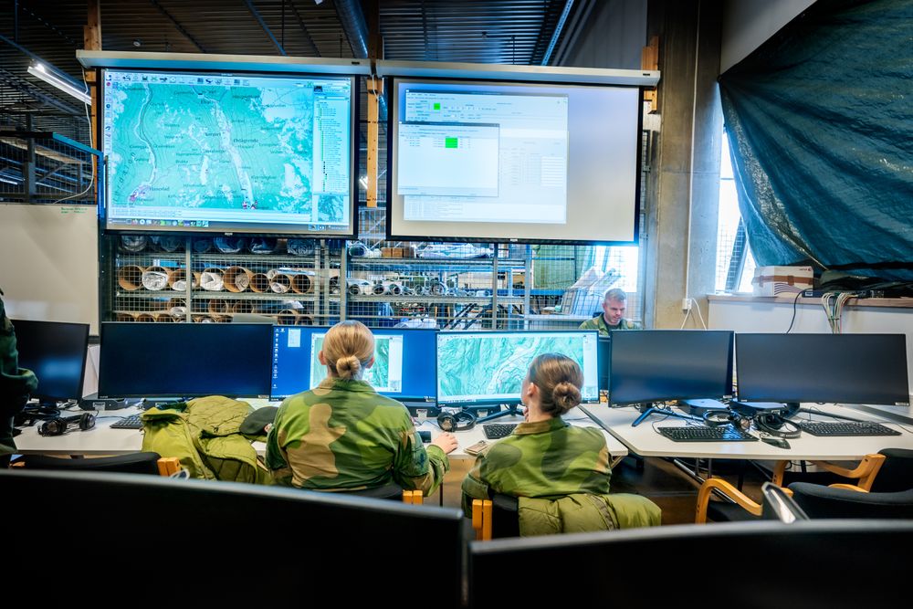 JCATS – simulatoren som vil være en viktig brikke når begge brigadene til Hæren skal være en del av vinterøvelsen Cold Respons til våren. I bakgrunnen ser vi stabssersjant Anders Zahl Pedersen, stabsbefal utdanning, trening og øving ved Hærens trenings- og simulatorsenter. Med ryggen til sitter de vernepliktige simulatorassistentene Angelica Gundersen og Kristine Bye-Martinsen.