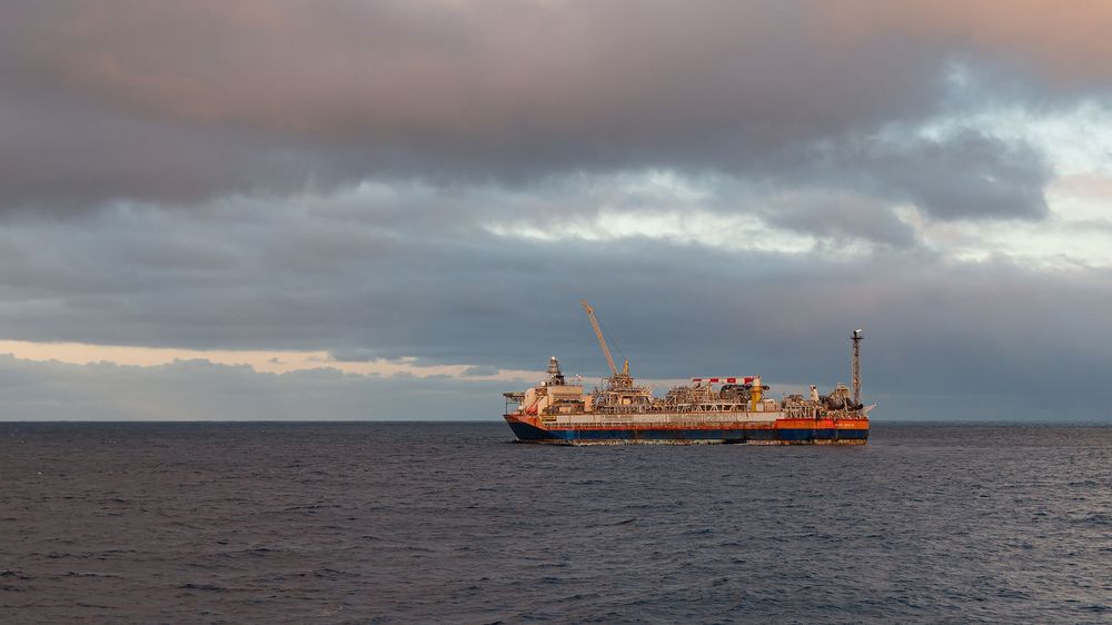 Produksjonsskipet Norne, på åpent hav.