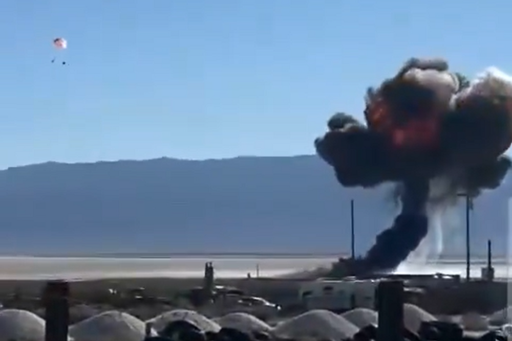 Piloten fra oppvisningsteamet til USAF, Thunderbird, skjøt seg onsdag ut fra F-16C-flyet før det styrtet i San Bernardino County, California.