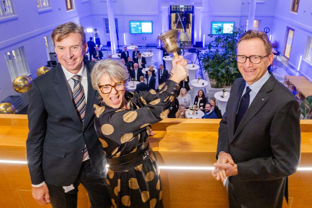 Feiringen av 25 år på børsen startet som seg hør og bør med en frokost på Oslo Børs. Her ringer en entusiastisk konsernsjef Benedicte Schilbred Fasmer i bjellen, flankert av børsdirektør Øivind Amundsen og finansdirektør Torbjørn Wist.