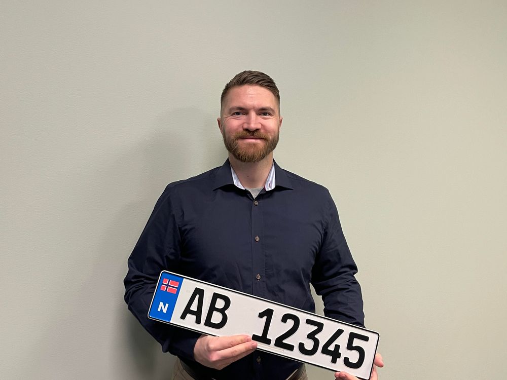 Lasse Stentorp Haugen med bilskilt i resirkulert aluminium.