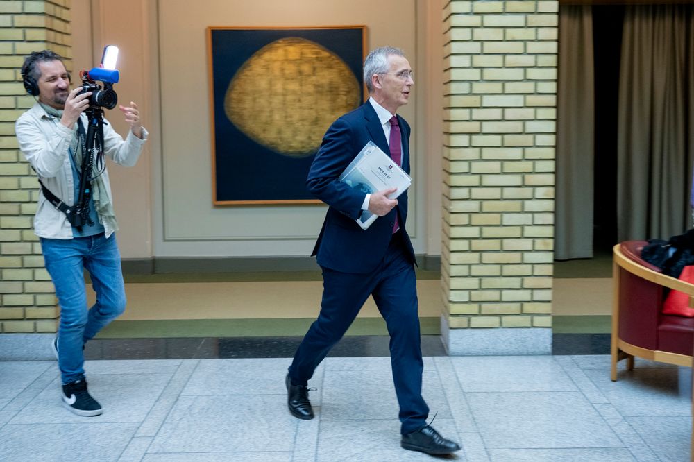 Finansminister Jens Stoltenberg (Ap) på vei gjennom Stortingets vandrehall med statsbudsjettet under armen.