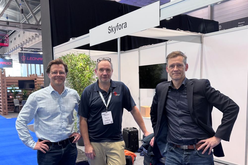 Skyfora har nylig demonstrert værteknologien sin for Nato, men bildet er tatt i oktober, da selskapet deltok under en internasjonal meteorologiteknologi-messe i Wien. Markedsdirektør Jostein Mælan til høyre, med administrerende direktør Fredrik Borgstrøm til venstre og teknologidirektør Kim Kaisti i midten.