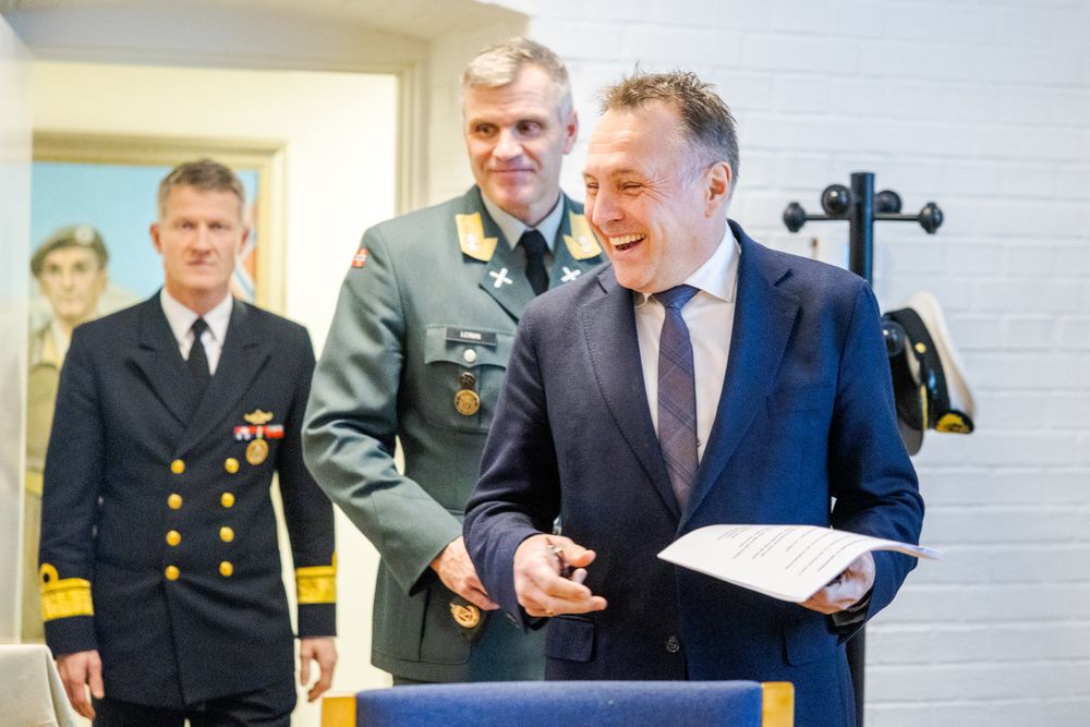 Forsvarsminister Tore Sandvik (f.h),  fikk selskap av sjef for Hæren, Lars Lervik og sjef for Sjøforsvaret, Oliver Berdal, under fredagens pressemøte i Forsvarsdepartementet. 