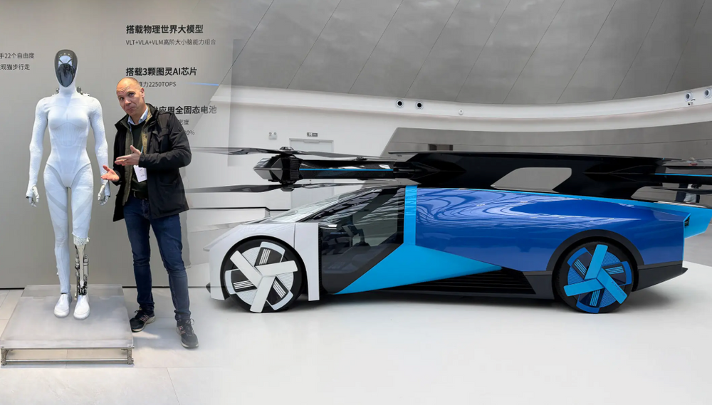 Ny Tekniks reporter med Xpengs humanoide robot Iron. 