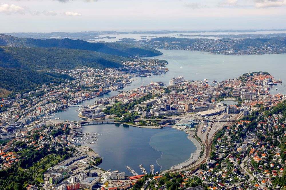 E-postene til alle skoleelever og skoleansatte i denne byen er blitt lekket, og mandag kveld begynte e-postene å fylle opp innboksene deres.