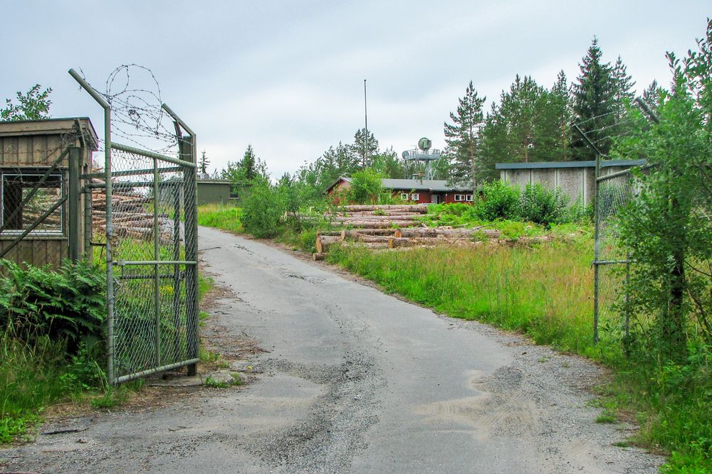 Det gamle missilbatteriet til Luftforsvarets Nikebataljon spilte en strategisk rolle under den kalde krigen, og ligger nå midt i smørøyet for Googles planer. Militærleiren på bildet ble avviklet i 1991, men infrastrukturen vitner om forrige gang Gylderåsen var gjenstand for internasjonal interesse.