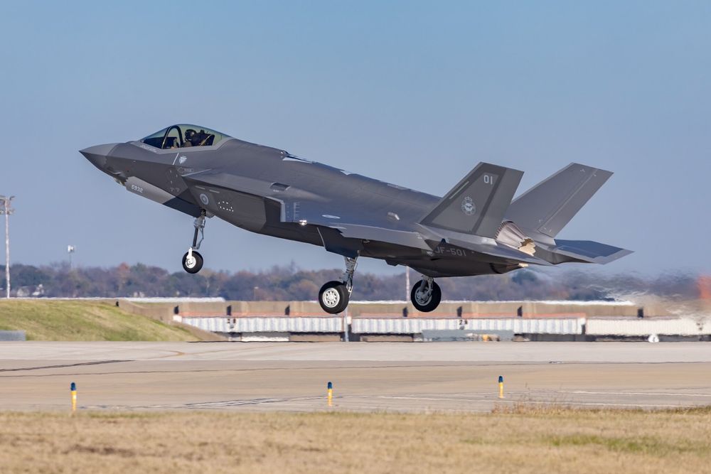 Her tar Finlands første F-35A-fly av for første gang.