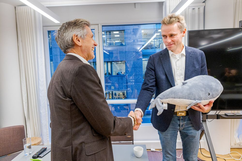 Tidligere statsråd Ola Borten Moe (Sp) mener stemningen for kjernekraft i Norge er i ferd med å snu. Som velkomstgave til Norsk Kjernekraft fikk han et hvalkosedyr. Symbolikken er at man må ta det bit for bit om man skal spise en hel hval.