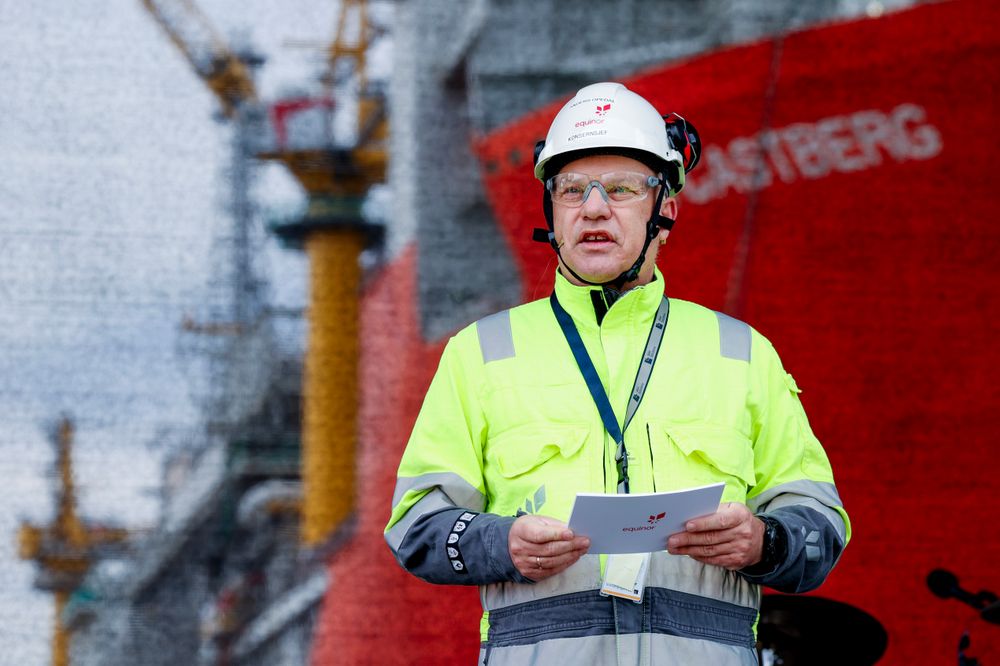 Konsernsjef i Equinor, Anders Opedal, foran produksjonsskipet Johan Castberg. Bildet er tatt i 2024.