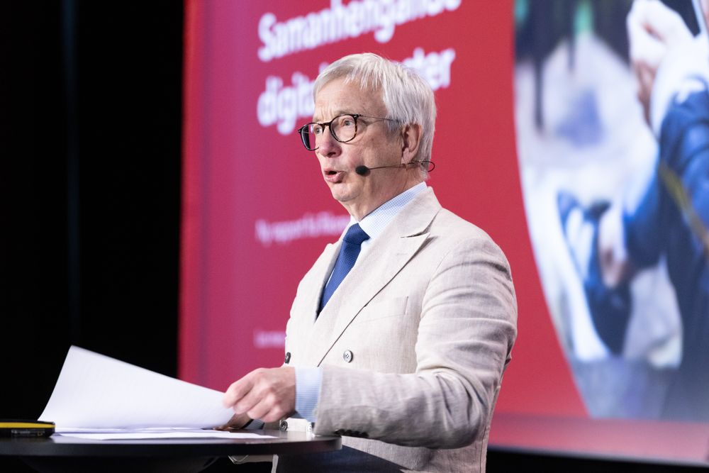 Riksrevisor Karl Eirik Schjøtt-Pedersen la frem rapportene om Ukraina-støtten tirsdag. (Arkivfoto)