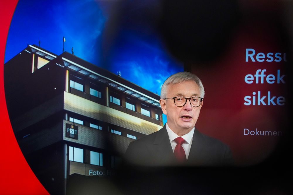 Riksrevisor Karl Eirik Schjøtt-Pedersen mener manglende IT-ressurser gjør Politiets sikkerhetstjeneste (PST) mindre effektive, og kom med sterk kritikk til Justisdepartementet.
Foto: Gorm Kallestad / NTB