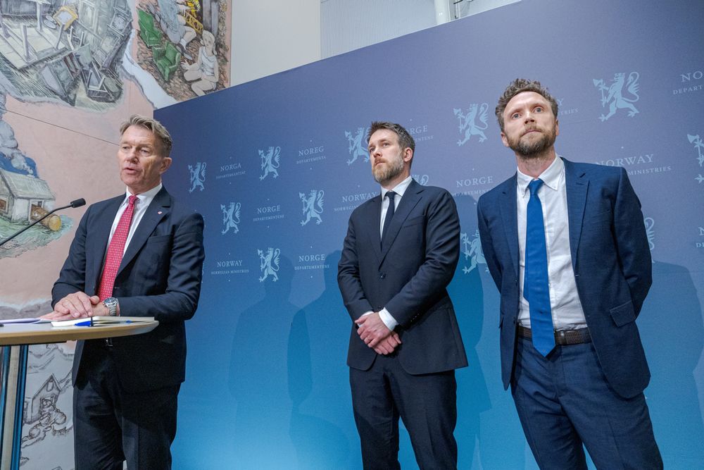 Energiminister Terje Aasland (Ap) tildeler havvindområder på Utsira Nord til begge de to aktørene som har søkt. Daniel Rogstad, visepresident fornybar i Equinor og Geir Ramnefjell. myndighetskontakt i Deepwind Offshore, representerte konsortiene på pressekonferansen. 