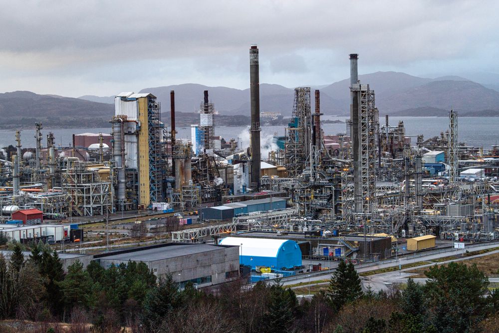 Oljeraffineriet på Mongstad i Nordhordland er Norges eneste oljeraffineri. Nå som det er mangel på flybensin etter stengingen av Hormuzstredet har Equinor justert driften på anlegget. 