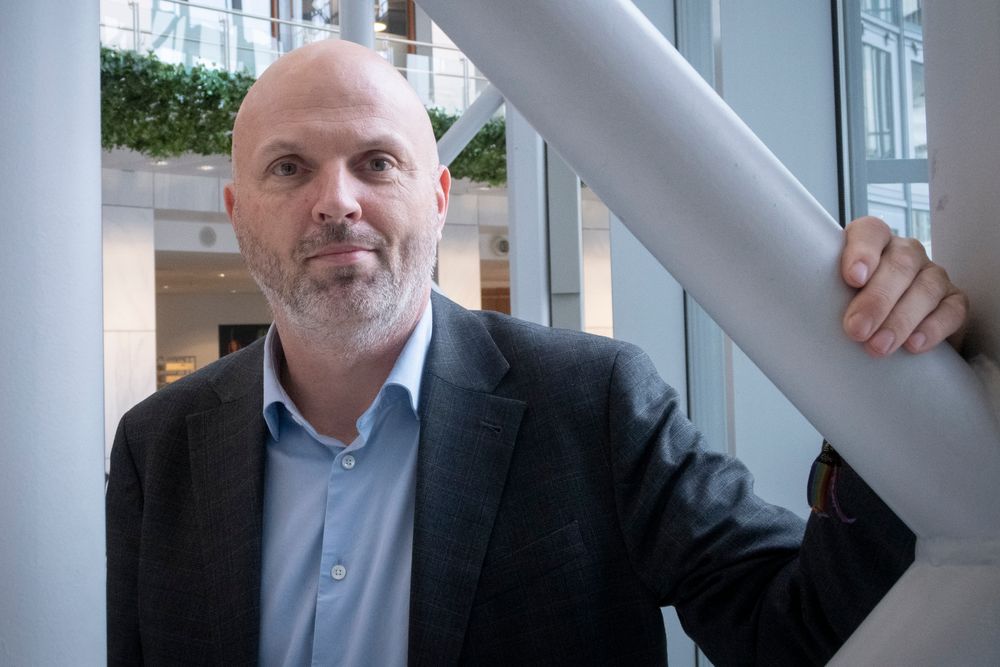 Sikkerhetsdirektør Svein Sundfør Scheie i Nasjonal kommunikasjonsmyndighet, sier de har begynt arbeidet med å se på hvordan nordiske lover må endres for at kabler som krysser landegrensene kan brukes til å styrke telenettene i Norge.