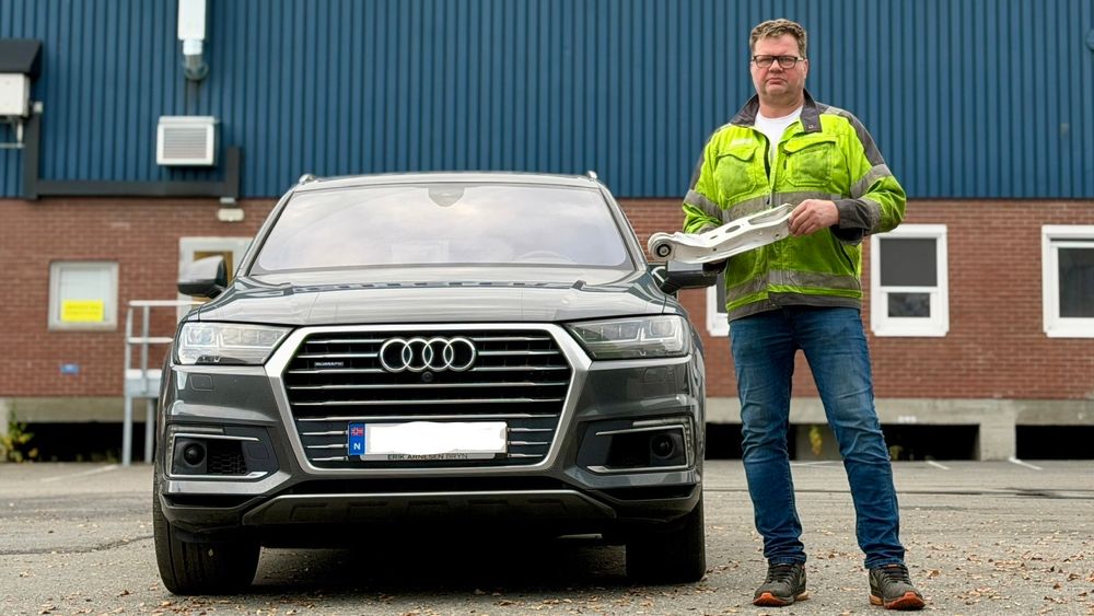 Jan Børre Wærås med sin egen bil og hvor han løfter frem én av bildelene de produserer. 
