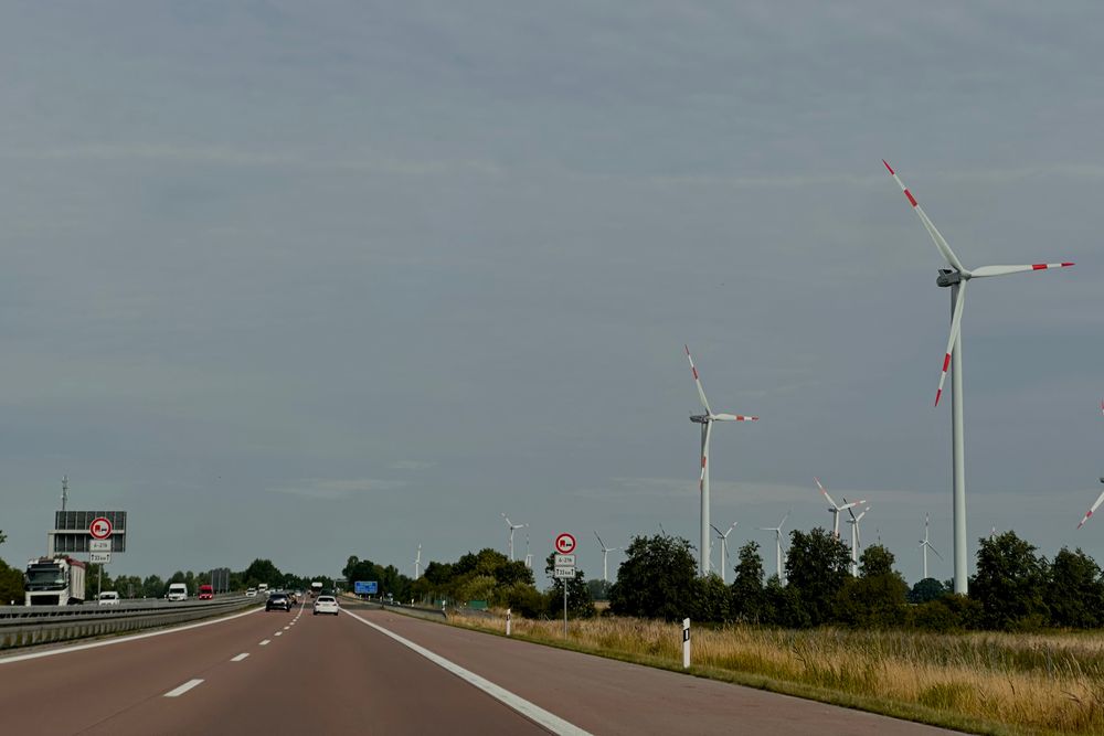 Når det er overskyet eller mørkt og vinden ikke blåser, går strømprisen opp. Det kaller tyskerne dunkelflaute. 