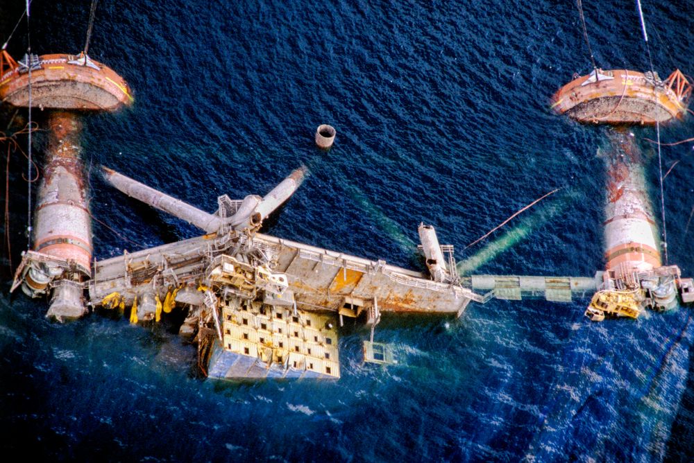 Stavanger 1983: ALEXANDER KIELLAND - SNUING/SENKING. "Alexander L. Kielland"-plattformen kantret 27. mars 1980 på Ekofiskfeltet i Nordsjøen. 123 mennesker omkom. Her bilder fra forsøkene på snuing, - og den senere senkingen i 1983. Plattformen ble senket med 50kg sprengstoff, og sank på 712m dyp i Nedstrandsfjorden, nord for Stavanger. To tidligere snuoperasjoner var mislykket. NTB arkivfoto: Bjørn Sigurdsøn / NTB