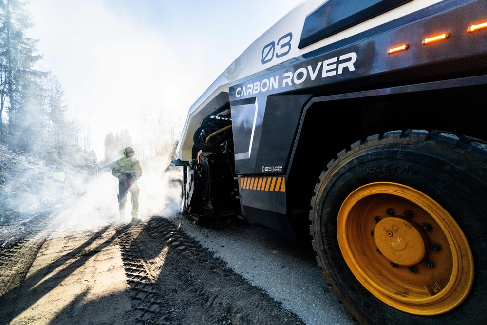 Carbon Rover dypstabiliserer en grusvei på Ringerike.