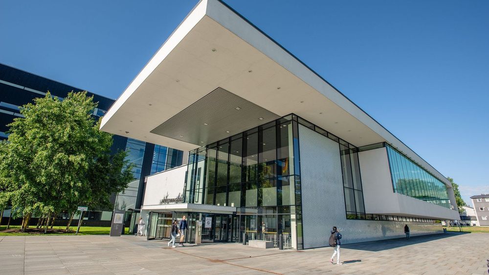 Ahus blir det første sykehuset i Norden som skal teste ut Globalconnects kvantesikre kryptering i pilotprosjektet Globalconnect og Norsk Helsenett har startet opp.
Artikkelforfatterne anser det som uheldig å bruke offentlige midler på dyre, umodne løsninger som ikke alene vil oppfylle brukermiljøenes behov for sikker fleksibel kommunikasjon.