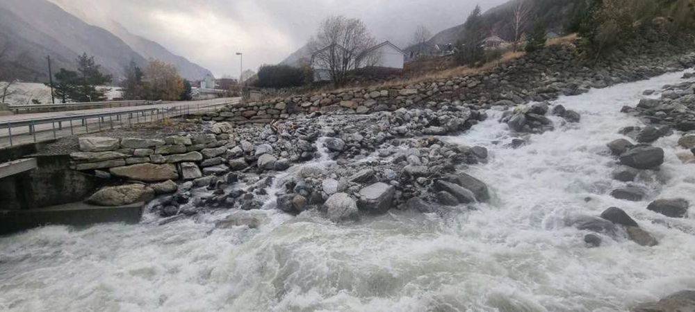 Sikringen langs Eitreimselvi i Ullensvang fikk store skader under ekstremværet Jakob i 2024.