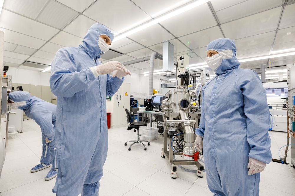 Inne på UIO-drevet lab Senter for defekter i halvledere for kvantesensorikk. Professor Lasse Vines viser forsknings- og høyere utdanningsminister Sigrun Aasland rundt. Maskinen i bakgrunnen er en PLD — Pulse laser deposition.