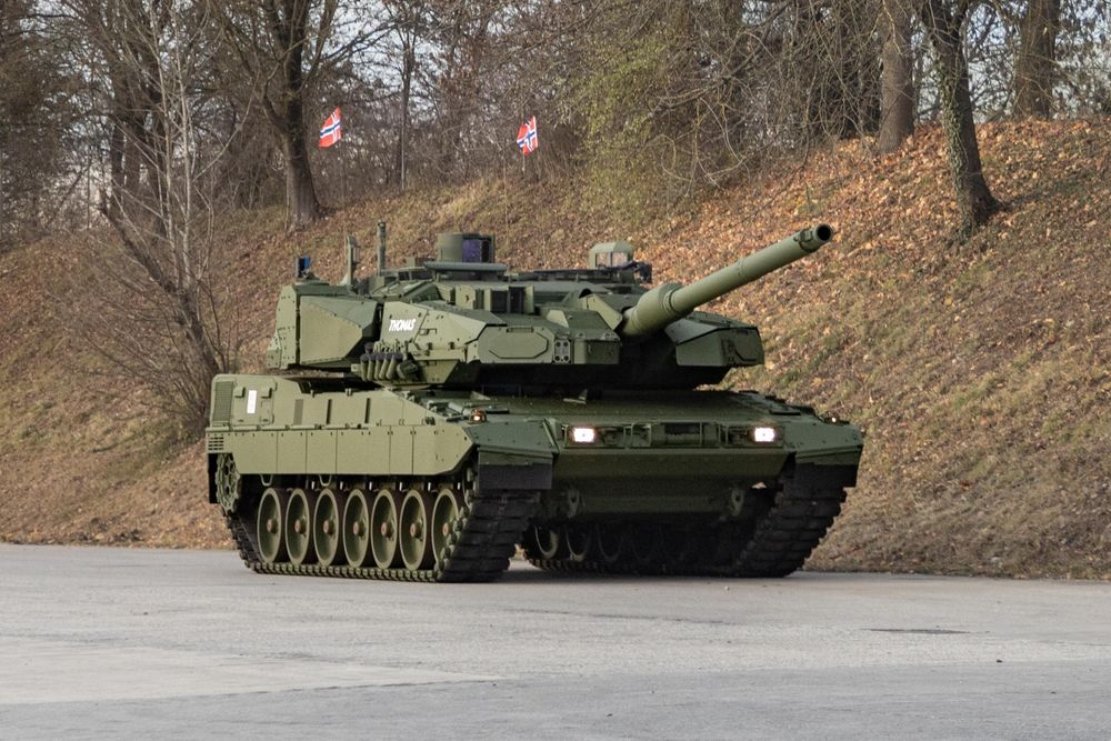 Den nye Leopard 2A8 NOR ruller ut fra fabrikken i Tyskland i november 2025. Til våren kommer de første til Norge. 