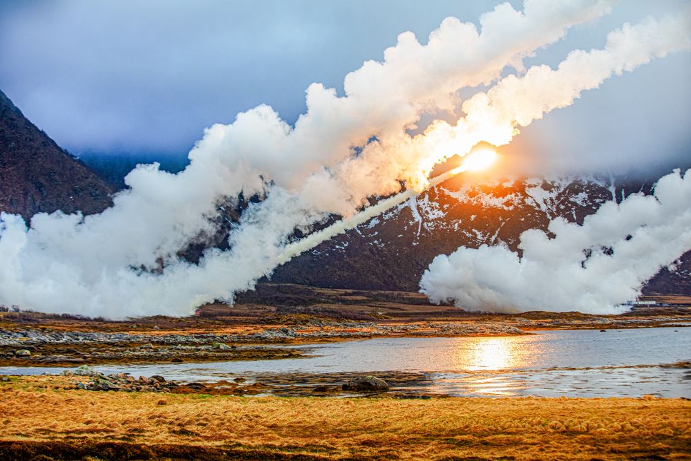 Avfyring av Himars under øvelse Formidable Shield 23. Danskene skal nå produsere slike raketter.