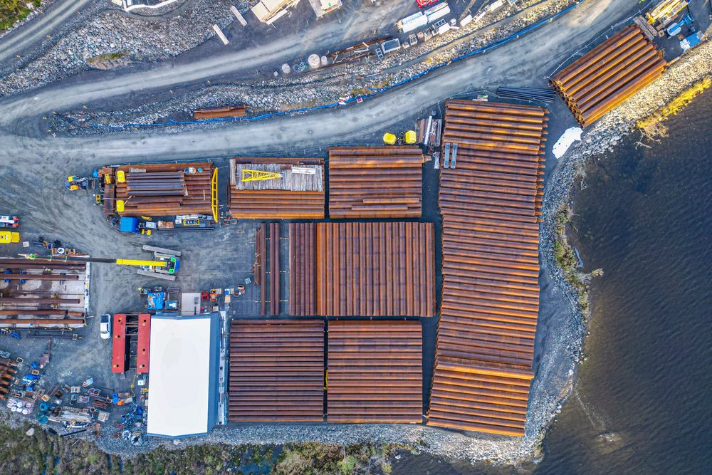 Det meste av brua er fundamentert på grupper av borede eller rammede stålrørspeler som er utstøpt med betong. Her lageret av stålrør.