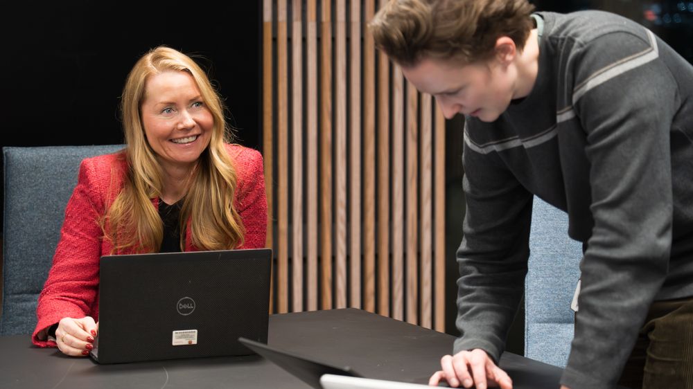 Både Heidi Kristin Ringstad (T.V.) og Oda Flo Humlung har gått fra fagroller til lederroller i Statens vegvesen.