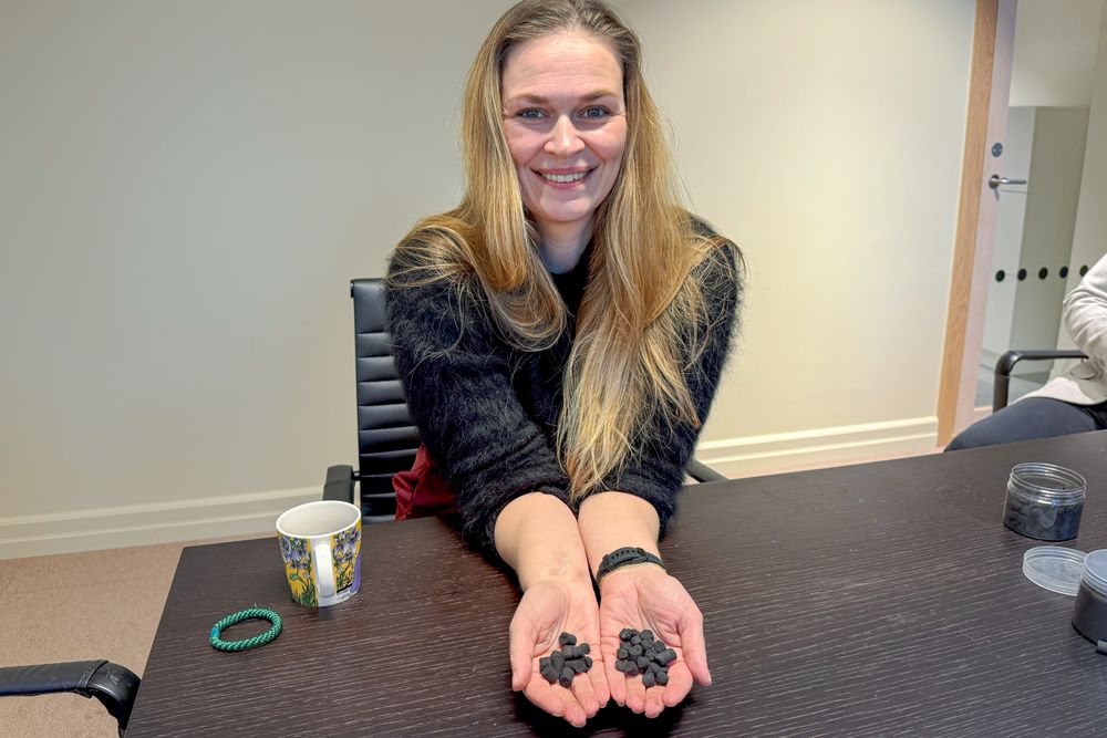 Hør podkasten med administrerende direktør Cecilie Jonassen i Arbion Industries – som lager kull fra skogsavfall. Her med pellets i hendene.