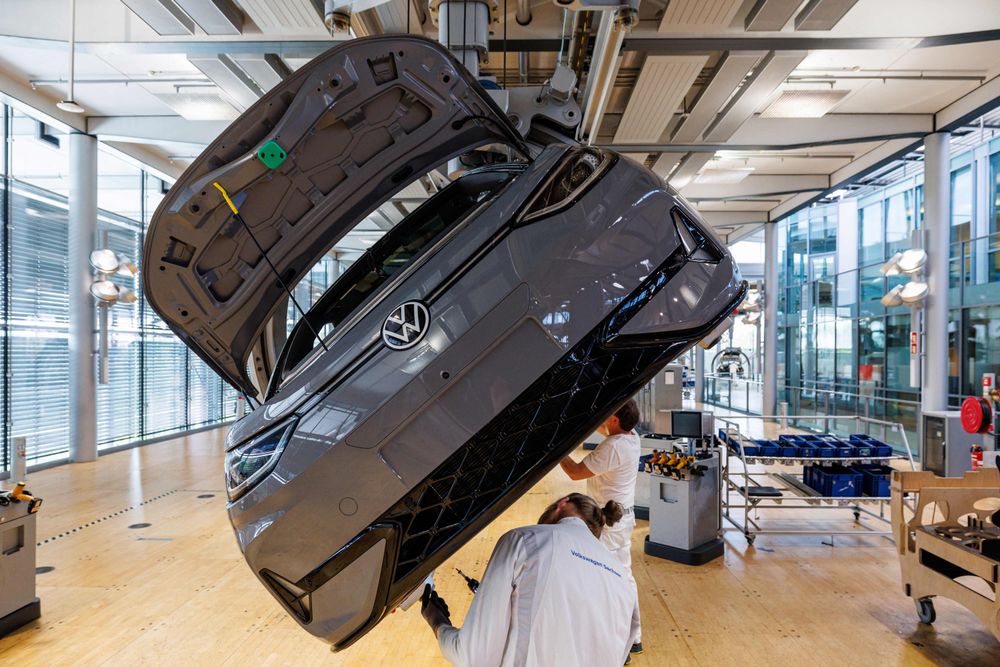 Arbeidere setter sammen en Volkswagen ID.3 elbil på fabrikken i Dresden.