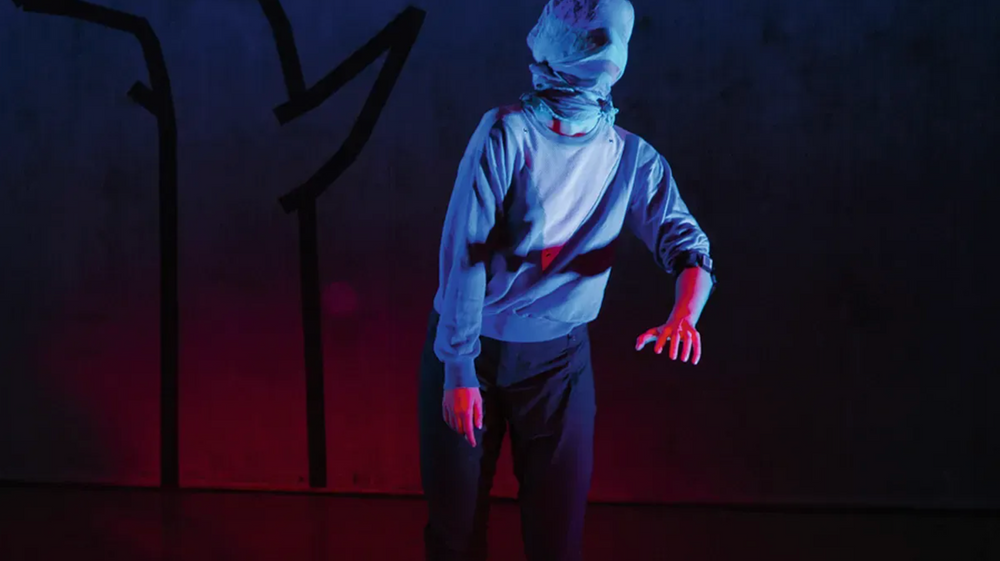 Med bind for augo må dansaren Katja Henriksen Schia stola på det øyro og kropen fortel henne. 