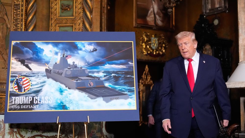 President Donald Trump hadde med seg en illustrasjon av et krigsskip med teksten «Trump-klassen – USS Defiant». Skipsnavnet kan oversettes med trossig eller utfordrende.