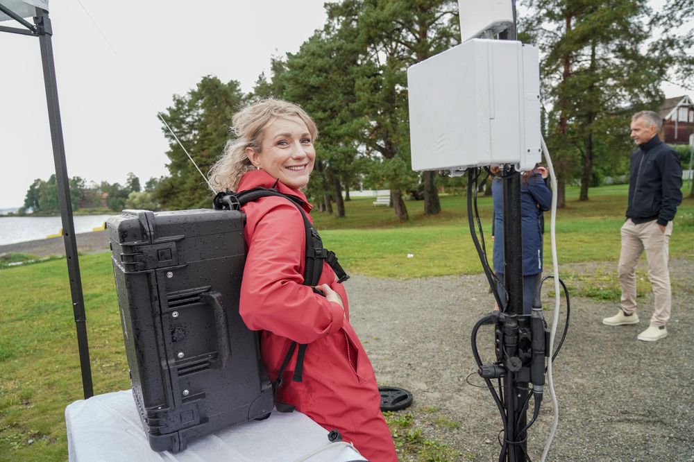 Digitaliserings- og forvaltningsminister Karianne Tung prøvde en mobil dekningsforlengelse fra Telenor da hun la fram nasjonal sikkerhetsplan for digital infrastruktur i høst. Telenor har samarbeidet med Forsvaret om å utvikle slike løsninger til bruk i felt, og nå vil regjeringen undersøke hvor godt rustet hele den digitale infrastruktuern i Norge er til å støtte Forsvaret og sivilsamfunnet ved krise og krig.
Foto: Ole Berg-Rusten / NTB