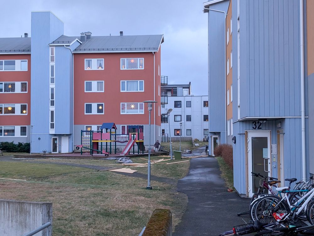 Flere plater har blåst ned rett ved denne lekeplassen i Bodø etter uværet lørdag formiddag.

