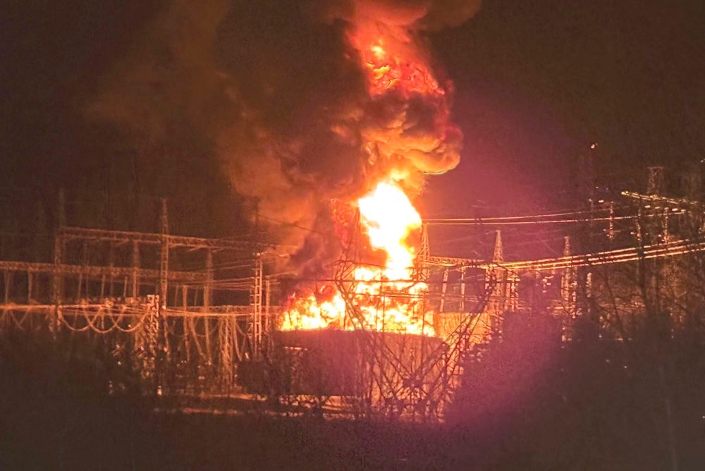 Brannvesenet melder om kraftig brann i Kleivi Næringspark, på grensa mellom Hol og Ål. 